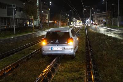 Stuttgart Vahingen: PKW landet in Gleisbett